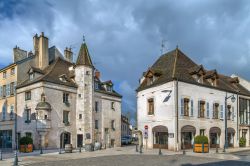 Antichi palazzi nel centro di Beaune, Francia, in una giornata con il cielo grigio. 

