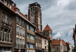 Antichi palazzi residenziali e commerciali a Tournai, Belgio. Al centro, la torre della chiesa di Saint Brice - © Werner Lerooy / Shutterstock.com