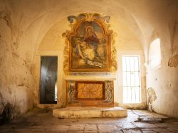 L'antico altare dell'eremo di Santo Spirito a Majella, Roccamorice, Abruzzo. Siamo all'interno dell'oratorio della Maddalena. Questa è la parte più antica della ...