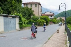 Anziani in bicicletta sulle piste ciclabili di Ormea, Piemonte, Italia - © Emena / Shutterstock.com