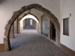 Archi nel centro storico di Sagunto, Spagna. L'antico borgo offre pittoreschi scorci da vedere e fotografare.

