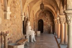 Architettura al castello della Napoule a Mandelieu-la-Napoule, Francia: particolare di un colonnato - © Juergen Wackenhut / Shutterstock.com