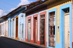 Architettura coloniale nella città di Sancti Spiritus, Cuba. Le tradizionali case colorate si affacciano sulle viuzze del centro storico cittadino contribuendo a creare quell'atmosfera ...