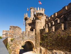 Architettura del castello templare a Ponferrada, Spagna. Dichiarato monumento storico nazionale, questa castello costruito nell'XI° secolo venne più volte modificato e ampliato ...