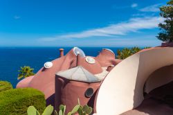 Architettura del Palais Bulles a Théoule-sur-Mer, Francia. Questa residenza di 1200 metri quadrati fu progettata dall'architetto ungherese Antti Lovag per un ricco industriale francese ...