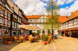 Architettura della città storica di Goslar, Germania: qui, sulla piazza principale, si affacciano locali e negozi - © Anton_Ivanov / Shutterstock.com