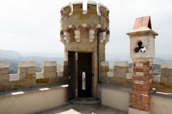 Architettura della Magdala Tower a Rennes-le-Chateau, Francia. Questa torre, o meglio questo palazzetto di gusto medievale, si presenta con un camminamento di ronda, una costruzione circolare ...