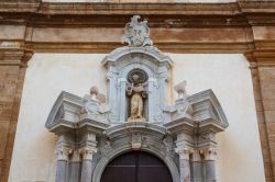Architettura di una chiesa di Marsala, Sicilia: il dettaglio di una decorazione scultorea sulla facciata.

