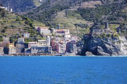 Architettura di Vernazza fotografata dal mare, La Spezia, Liguria. Questo borgo è l'unico porto naturale delle Cinque Terre.
