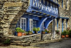Architettura tipica nel centro storico di Josselin, Bretagna, Francia. La bella facciata in pietra e legno di un antico edificio della città.



