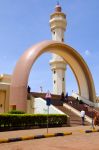 Arco di ingresso alla Moschea Nazionale d'Uganda a Kampala (Africa). Costruita nel 2006 e inaugurata nel 2007, può ospitare sino a 15 mila fedeli. Si può salire anche sul minareto ...