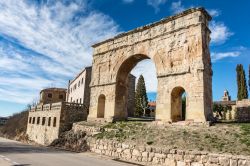 L'arco di trionfo di Medinaceli, provincia di Soria, Spagna. E' l'unico arco monumentale romano a tre fornici esistente in Spagna.



