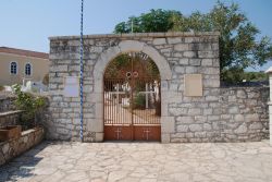 Arco in pietra all'ingresso di una chiesa di Katomeri a Meganissi, Grecia - Per accedere ad una delle chiese di Katomeri si deve varcare  l'arco in pietra che abbellisce il cancello ...