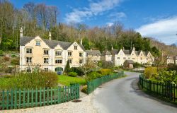 Arlington Road e le tipiche case di Bibury, Inghilterra - I caratteristici cottage in pietra di quello che lo scrittore inglese William Morris definiva il "più bel villaggio d'Inghilterra" ...