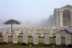 L'Arras World War One War Memorial e il cimitero di guerra Faubourg d'Amiens nella nebbia, Francia. Il memoriale della prima guerra mondiale è situato nel cimitero britannico ...