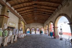 Artigiani vendono abiti tradizionali sotto i portici del centro storico di Bernal, stato del Queretaro (Messico) - © Barna Tanko / Shutterstock.com