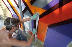 Un artista intento a realizzare un murales in occasione della biennale di Dozza. Per quattro giornate, il mese di settembre ospita pittori di fama nazionale e internazionale che eseguono opere ...