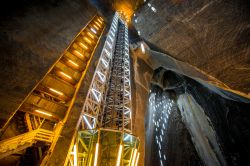 Un vertiginoso ascensore all'interno della minera di Salina Turda in Romania - © RossHelen / Shutterstock.com 