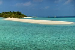 Asdu, Maldive: la lingua di sabbia bianca della spiaggia di questa piccola isola. Ci troviamo nell'atollo di Male Nord, a circa 3 ore di barca dalla capitale.