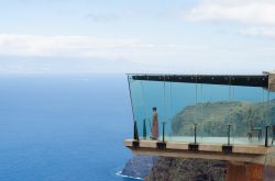 L'Atlantico visto dal belvedere di Abrante a Agulo, La Gomera, Spagna. Questa attrazione, dal design interessante, è una delle mete predilette da chi visita l'isola di La Gomera. ...