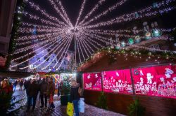 Atmosfera natalizia nella città di Lubecca by night, Germania. Luminarie e bancarelle al tradizionale mercatino dell'Avvento nel centro storico cittadino - © Slavko Sereda / ...