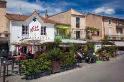 L'atmosfera rilassata di L'Isle-sur-la-Sorgue invita i visitatori a sedersi ai tavoli lungo le strade e i canali della città - foto © Ivica Drusany / Shutterstock.com