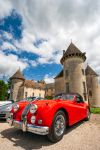 Auto d'epoca davanti al Castello di Savigny les Beaune in Borgogna, Francia - © VanderWolf Images / Shutterstock.com