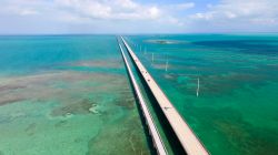 L'autostrada sull'oceano: vista panoramica della Florida Keys interstate.