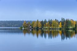 Autunno nei pressi di Ruka, Finlandia: una bella veduta del lago e della foresta.
