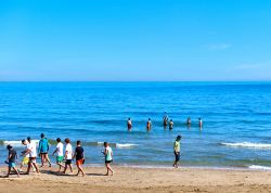 Bagnanti sulla spiaggia di Marina d'Or a Oropesa del Mar, Spagna. Situata di fronte a una piccola baia, Oropesa del Mar è una storica città nei pressi di Castellon con eccellenti ...