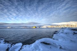 Baia di Hammerfest, Norvegia - Una bella immagine della baia di Hammerfest ricoperta di neve. La città è situata sulla costa occidentale dell'isola di Kwaloy e, grazie alla ...