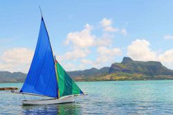 Baia di Mahebourg, isola di Mauritius - Una barchetta a vela nelle acque dell'oceano Indiano a Mahebourg con Morne Brabant sullo sfondo © Kletr / Shutterstock.com