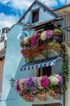 Balconi fioriti di un edificio nel centro abitato di Domodossola, Piemonte.

