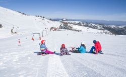 Bambini sulle piste di Sappada, Veneto - Isola linguistica germanofona, questa città della provincia di Belluno è una nota stazione turistica estiva e invernale: nel 2007 ha ricevuto ...