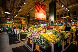 Bancarelle di frutta e verdura fresca al Reading Terminal Market di Philadelphia, Pennsylvania (USA). E' una delle mete preferite dai buongustai - © f11photo / Shutterstock.com