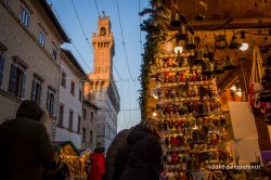 Bancarelle natalizie nel centro di Montepulciano, provincia di Siena (Toscana).
