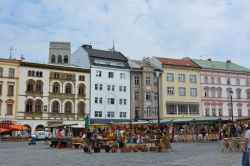 Bancarelle nel centro storico di Olomouc, Repubblica Ceca, in una giornata nuvolosa. Sullo sfondo, antichi palazzi dalle facciate colorate.



