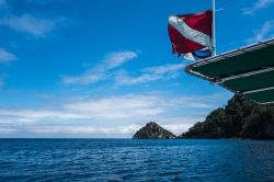 Bandiere su una barca al largo di Cocos Island, Costa Rica.



