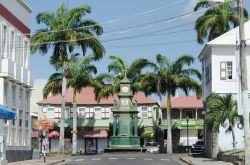 Bank Street a Basseterre, St. Kitts and Nevis, Indie Occidentali. Qui si trova anche il monumento dedicato a Thomas Berkeley - © GlenroyBlanchette / Shutterstock.com