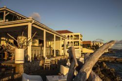 Il bar dell'hotel BijBlauw al tramonto, isola di Curacao, Antille olandesi.  