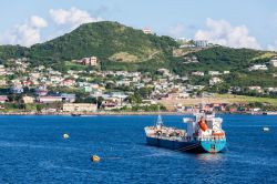 Barche al largo della splendida costa di St. Kitts, Indie Occidentali.




