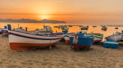 Barche al tramonto sulla spiaggia di Ficarazzi in Sicilia, provincia di Palermo