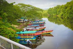 Barche colorate nella baia di Negril, Giamaica. Siamo nel tratto di territorio compreso fra le parrocchie di Westmoreland e Hanover - © Shanique Rainford / Shutterstock.com