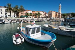 Barche da pesca e a motore nel pittoresco porto di Scario, frazione di San Giovanni a Piro, Campania.

