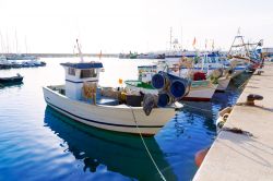 Barche da pesca ormeggiate al porto di Javea, Alicante, Spagna.

