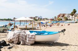 Barche da pesca ormeggiate su una spiaggia di Giardini Naxos, Messina, Sicilia.


