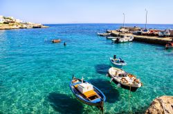 Barche all'isola di Levanzo, Sicilia. Le tradizionali imbarcazioni utilizzate dai pescatori locali: la pesca è una delle attività economiche più praticate in questo ...
