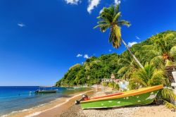 Barche nella spiaggia di Soufriere Bay vicino a Soufriére in Dominica