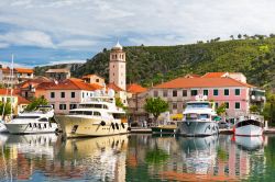 Barche ormeggiate al porto della città storica di Skradin, Croazia.


