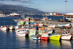 Barche ormeggiate al porto di Sao Miguel, isola delle Azzorre, Portogallo - © 205886062 / Shutterstock.com